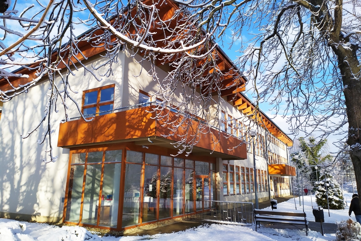 FMK-P_epulet_bejarat.jpg FMK-P_epulet_bejarat.jpg